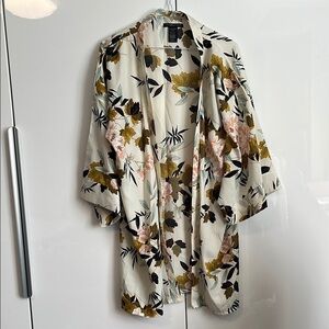 DO EVERYTHING IN LOVE NWOT Cream Kimono with Soft Floral Pattern, One Size